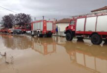 Βουλιάζει στο νερό η Ροδόπη. 25 ανθρώπους απεγκλώβισαν οι πυροσβέστες σε χωριό