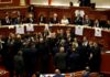 "Κόλαση" στην Αλβανία: Ένταση και καπνογόνα μέσα στη Βουλή