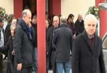 Η κηδεία του αστυνομικού που σκότωσε κόρη, σύζυγο και πεθερά – Τραγική φιγούρα η μητέρα του – "Γιατί το έκανες Χρήστο μου;"