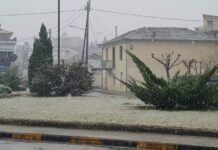Άσπρα τα Τρίκαλα. Το 'στρωσε μέσα στην πόλη.