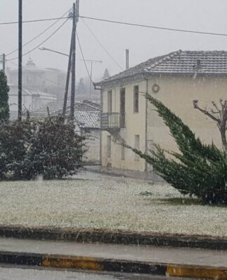 Άσπρα τα Τρίκαλα. Το 'στρωσε μέσα στην πόλη.