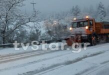 Πάγωσε η Στερεά. Δίνουν μάχη για να μείνουν ανοιχτοί οι δρόμοι.