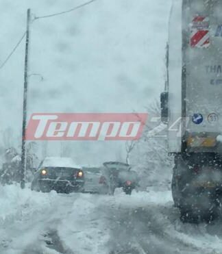 Αποκλεισμένοι οδηγοί και κάτοικοι στα Καλάβρυτα. Τρομερή χιονοθύελλα έχει "παραλύσει" τα πάντα