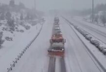 Έντονη χιονόπτωση και ντεραπαρισμένα αυτοκίνητα στη Φθιώτιδα