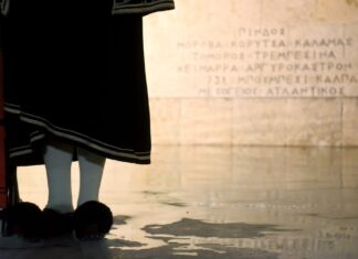Οι Εύζωνες φόρεσαν τις κάπες τους για να γλιτώσουν από το τσουχτερό κρύο