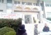 Μαθητές πέταξαν αυγά και ντομάτες στο Δημαρχείο του Μαραθώνα. Έξαλλοι με τον Ηλία Ψινάκη