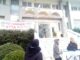 Μαθητές πέταξαν αυγά και ντομάτες στο Δημαρχείο του Μαραθώνα. Έξαλλοι με τον Ηλία Ψινάκη