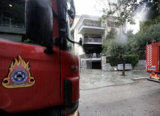 Συναγερμός στο Μαρούσι: Έβαλε φωτιά στο διαμέρισμα του και ταμπουρώθηκε μέσα