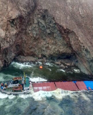 Σοκαριστική εικόνα από το φορτηγό πλοίο που προσάραξε στη Μύκονο