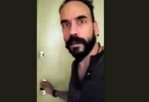 Μουζουράκης: Δείτε τις αντιδράσεις των παιδιών μόλις άνοιγε την πόρτα για να του πουν τα κάλαντα