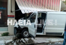 Πύργος: Το έκανε… καλοκαιρινό. Βαν «καρφώθηκε σε μαγαζί» μετά από σύγκρουση