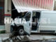 Πύργος: Το έκανε… καλοκαιρινό. Βαν «καρφώθηκε σε μαγαζί» μετά από σύγκρουση