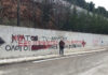 Συνελήφθη ο δικηγόρος πολιτικής αγωγής της δίκης της Χρυσής Αυγής επειδή έσβησε σύνθημά της