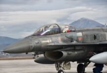 Λάρισα: Ο Άγιος Βασίλης που έφτασε με μαχητικό F 16 – Τα δώρα στα παιδιά που τον περίμεναν