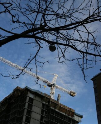Γερανός έπεσε πάνω σε σπίτια λόγω ισχυρών ανέμων. Ένας νεκρός