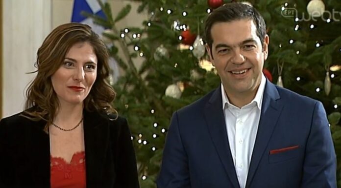 Είπαν τα κάλαντα σε Αλέξη Τσίπρα και Μπέτυ Μπαζιάνα.