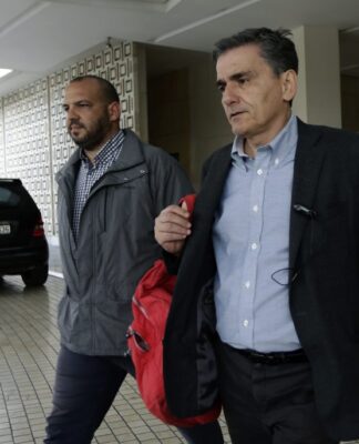 Αξιολόγηση: Τι έδωσε, τι πήρε η κυβέρνηση – Σήμερα το «πράσινο φως» από το Eurogroup.