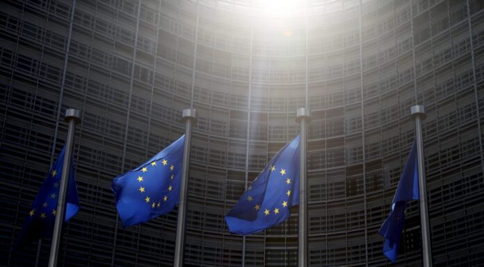 Μαστίγιο και καρότο από τις Βρυξέλλες: Θέλουμε έργα στο Ελληνικό και μεταρρυθμίσεις