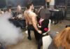 Κυρία της ελληνικής σόουμπιζ γιόρτασε τα 63α της χρόνια κάνοντας πάρτι με στρίπερ (ΦΩΤΟ)