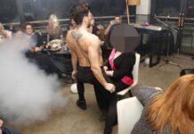 Κυρία της ελληνικής σόουμπιζ γιόρτασε τα 63α της χρόνια κάνοντας πάρτι με στρίπερ (ΦΩΤΟ)
