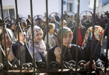 Ο Ερντογάν στο τζαμί, οι γυναίκες στα… κάγκελα