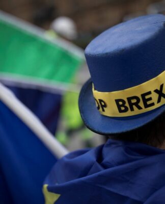 Brexit… indeed. Συμφωνία για τους όρους του "διαζυγίου" – Έως και 55 δισ. ευρώ το κόστος.