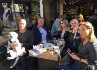 Ο Γιάννης Βαρουφάκης λιάζεται στην Κρήτη και απολαμβάνει τον καφέ του