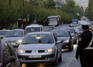 Παράβαση και η μούντζα στον νέο ΚΟΚ. Αλλαγές σε κλήσεις και παραβάσεις