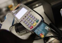 Υποχρεωτικά τα POS για 58 νέες κατηγορίες επαγγελματιών