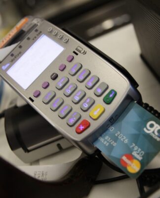 Υποχρεωτικά τα POS για 58 νέες κατηγορίες επαγγελματιών