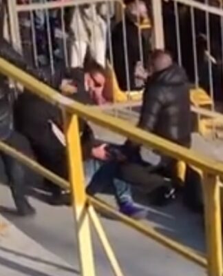Προσοχή, σκληρές εικόνες. Οπαδός του Άρη έσπασε το πόδι του στο "ντου"