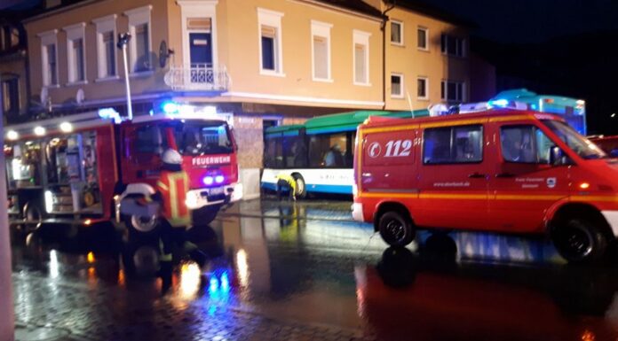Σχολικό χωρίς φρένα έπεσε πάνω σε σπίτι – Τουλάχιστον 20 τραυματίες