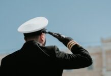 Αυτοί είναι οι νέοι βασικοί μισθοί για τους ένστολους