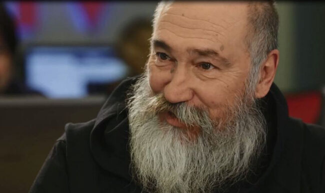 Φόρος τιμής στον Τζίμη Πανούση, λίγες ημέρες μετά τον θάνατό του από καλλιτέχνη του δρόμου!