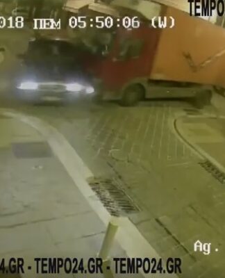 Αχαΐα: Τροχαίο στην κάμερα. Φορτηγό πέφτει πάνω σε αυτοκίνητο
