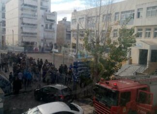 Φωτιά σε σχολείο στα Καμίνια του Πειραιά (ΦΩΤΟ)