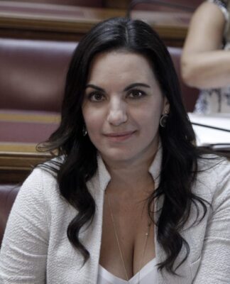 Κρήτη: Η ακομπλεξάριστη Όλγα Κεφαλογιάννη για τον σύζυγό της – "Σιγά μην τολμάω με τον Κρητίκαρο".