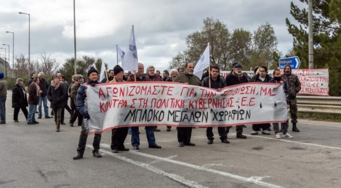Χανιά: Αγρότες έκλεισαν την εθνική οδό – Πανό και συνθήματα κατά της κυβέρνησης