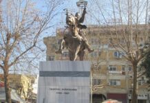 Καρδίτσα: Τα αποκαλυπτήρια του έφιππου ανδριάντα του Γεώργιου Καραϊσκάκη – Τίμησαν τον εθνικό μας ήρωα