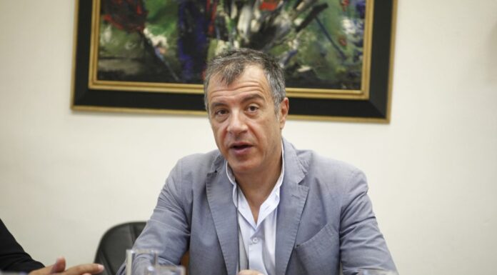 Θεοδωράκης: Όσοι πολεμούν τη λύση υπερασπίζονται το όνομα “Δημοκρατία της Μακεδονίας”