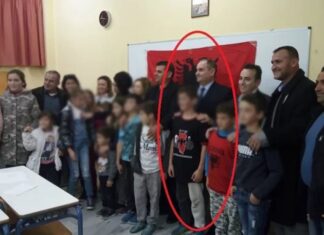 Μπλουζάκι με τον χάρτη της «Μεγάλης Αλβανίας» φορούσε μαθητής στα εγκαίνια αλβανικού σχολείου στην Κρήτη