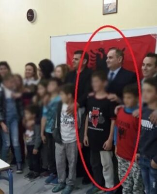 Μπλουζάκι με τον χάρτη της «Μεγάλης Αλβανίας» φορούσε μαθητής στα εγκαίνια αλβανικού σχολείου στην Κρήτη