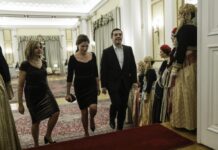 Δείπνο για τον Πρόεδρο του Ισραήλ: Το "πηγαδάκι" Τσίπρα – Μητσοτάκη και η υπέρλαμπρη Μπέτυ Μπαζιάνα