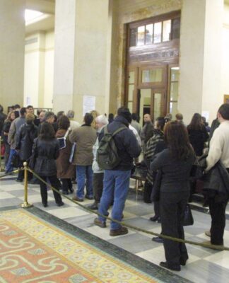 Τράπεζες: Χιλιάδες απολύσεις υπαλλήλων και λουκέτα σε καταστήματα