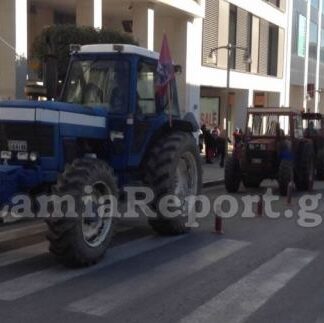 Τα τρακτέρ βγήκαν στο κέντρο της Λαμίας. Απέκλεισαν την εθνική οδό