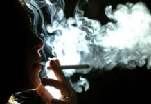 Νέα εγκύκλιος Ξανθού για τον αντικαπνιστικό νόμο – "Βαριά" πρόστιμα σε όσους καπνίζουν με παιδιά στο αυτοκίνητο