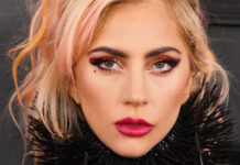 Lady Gaga: Πoζάρει με «καυτό» μπικίνι και ρίχνει το Twitter
