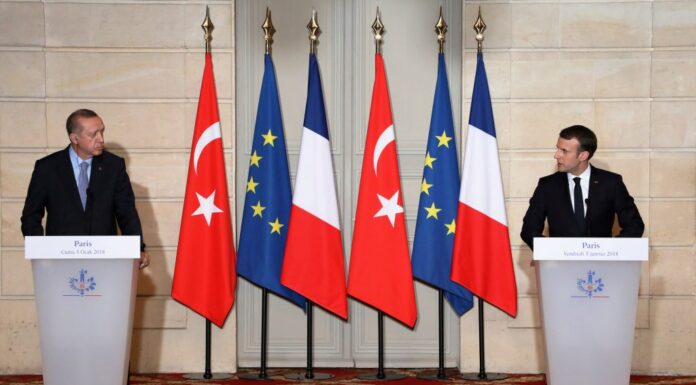 Ερντογάν: Επεισοδιακή η συνέντευξη Τύπου στο Παρίσι. Έξαλλος με Μακρόν και “σκοτωμός” με δημοσιογράφο