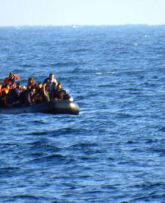 Ιταλία: Toυλάχιστον 25 νεκροί και 85 διασωθέντες από ναυάγιο