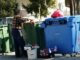 Τρίκαλα: Ψάχνει στα σκουπίδια για λίγα φρούτα και λαχανικά – Θλίψη για τις εικόνες έξω από σούπερ μάρκετ